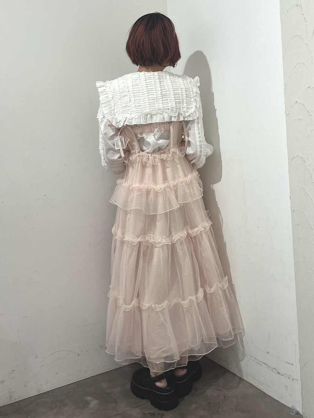 ホワイト系のシャツ/ブラウス、ピンク系のワンピース、レッド系のハンドバッグを着用したレディースの秋コーディネートの4枚目の写真