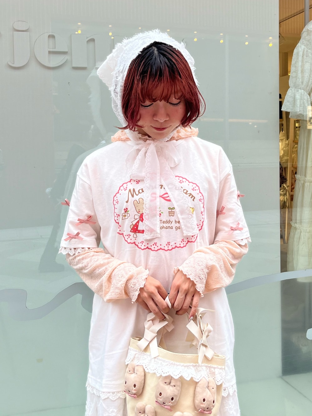 ホワイト系のスカート、ホワイト系のハンドバッグ、ホワイト系のTシャツ/カットソーを着用したレディースの夏コーディネートの6枚目の写真