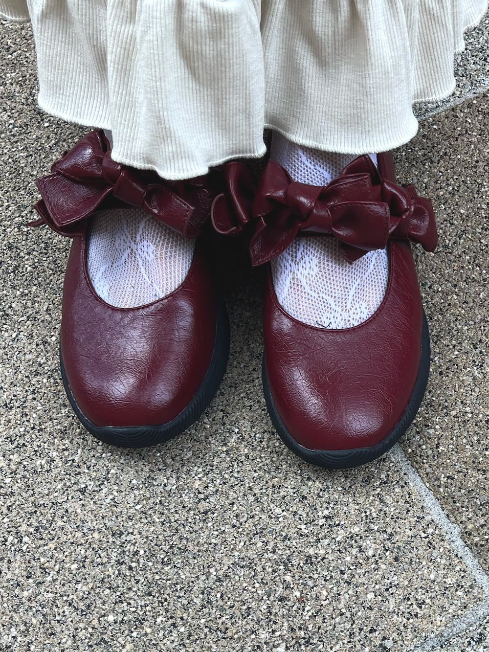 グレー系のベスト、ホワイト系のTシャツ/カットソー、ホワイト系のスカートを着用したレディースの秋コーディネートの8枚目の写真