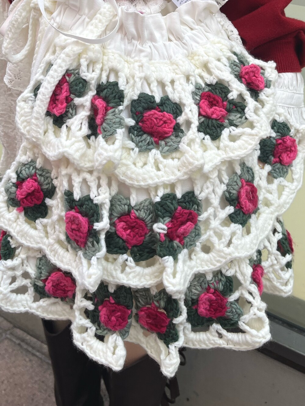 レッド系のカーディガン/ボレロ、ホワイト系のショルダーバッグ、ホワイト系のシャツ/ブラウスを着用したレディースの秋コーディネートの10枚目の写真