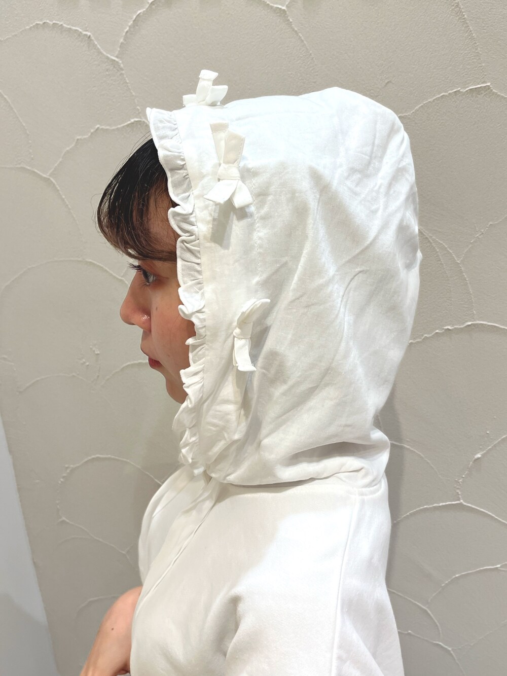 ホワイト系のワンピース、ブラック系のスウェットパンツ、ホワイト系のスニーカーを着用したレディースの夏コーディネートの8枚目の写真