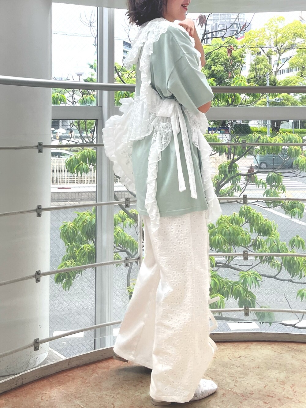 グリーン系のTシャツ/カットソー、ホワイト系のトートバッグ、ホワイト系のデニムパンツを着用したレディースの春コーディネートの4枚目の写真