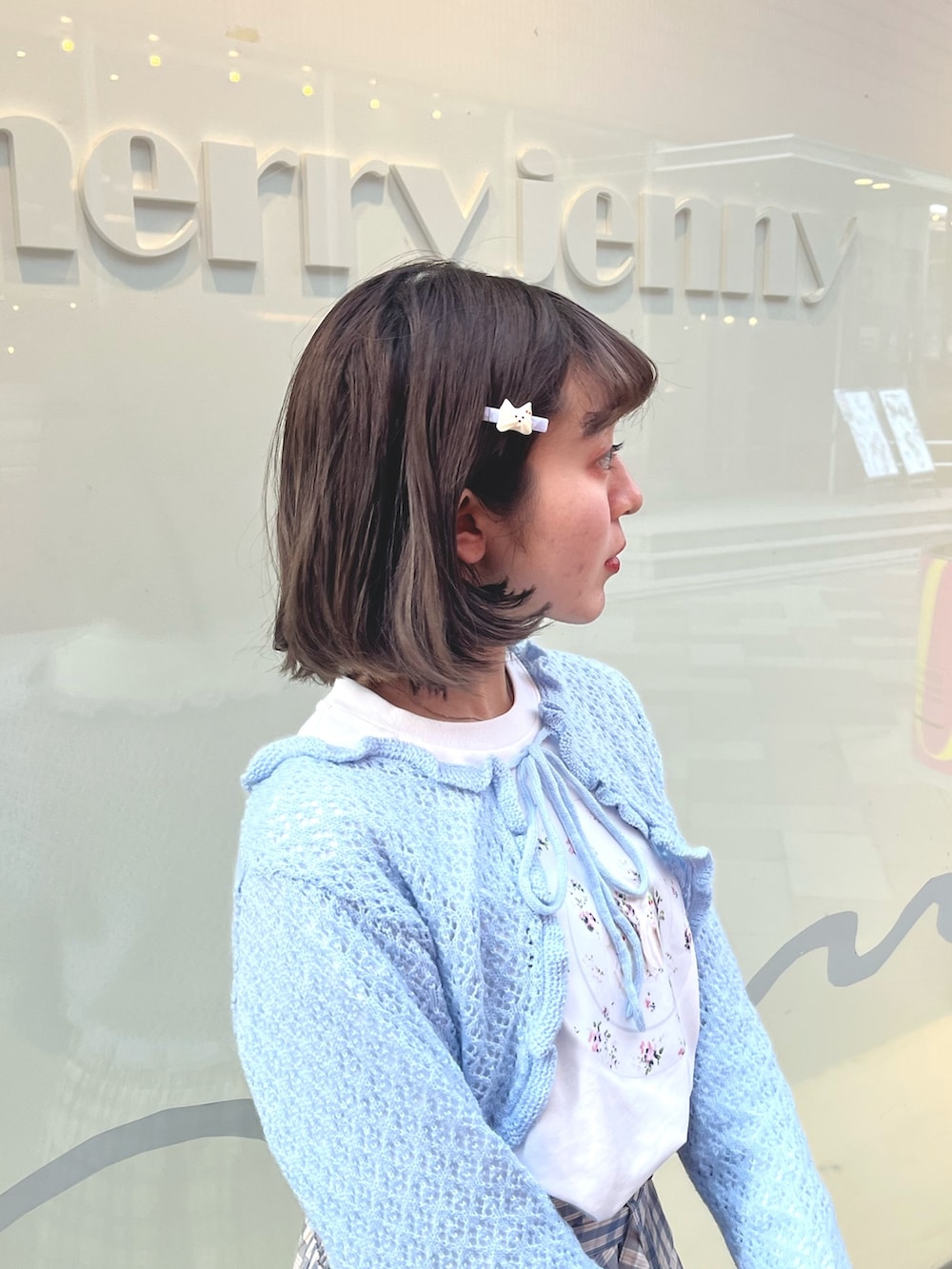 ベージュ系のスカート、ブルー系のカーディガン/ボレロ、ホワイト系のTシャツ/カットソーを着用したレディースの春コーディネートの8枚目の写真