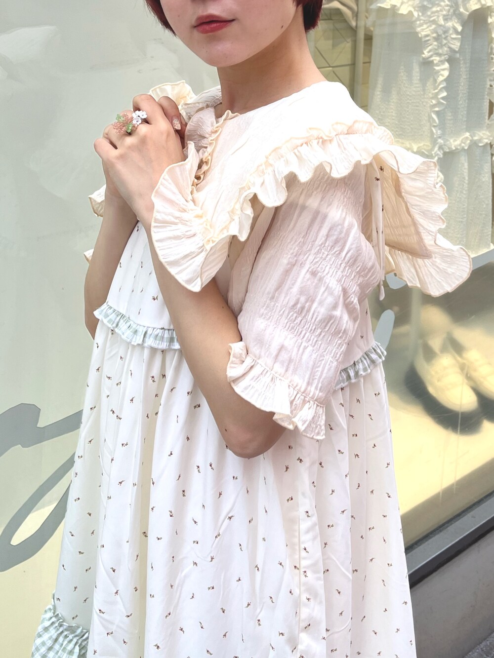 イエロー系のシャツ/ブラウス、グリーン系のワンピース、ホワイト系のサンダルを着用したレディースの春コーディネートの8枚目の写真