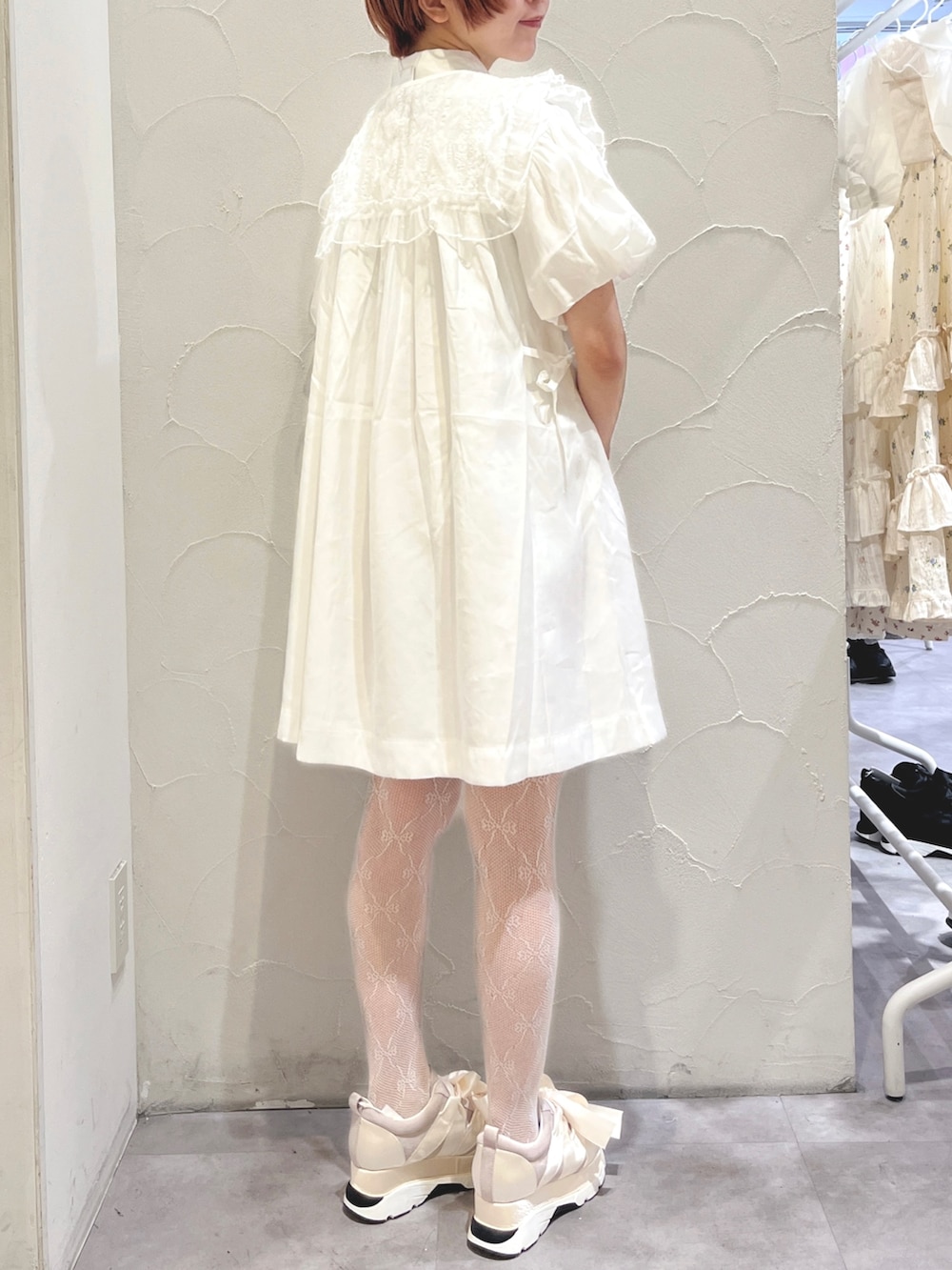 ホワイト系のワンピース、ホワイト系のスニーカー、ホワイト系の付け襟を着用したレディースの春コーディネートの3枚目の写真