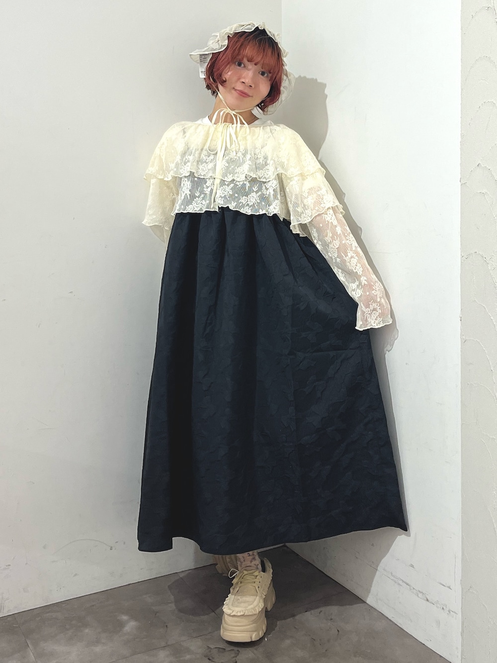 ホワイト系のシャツ/ブラウス、ブラック系のワンピース、ホワイト系のTシャツ/カットソーを着用したレディースの秋コーディネートの6枚目の写真