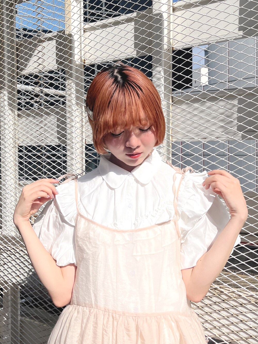 ホワイト系のワンピース、ベージュ系のワンピース、ホワイト系のサンダルを着用したレディースの夏コーディネートの5枚目の写真