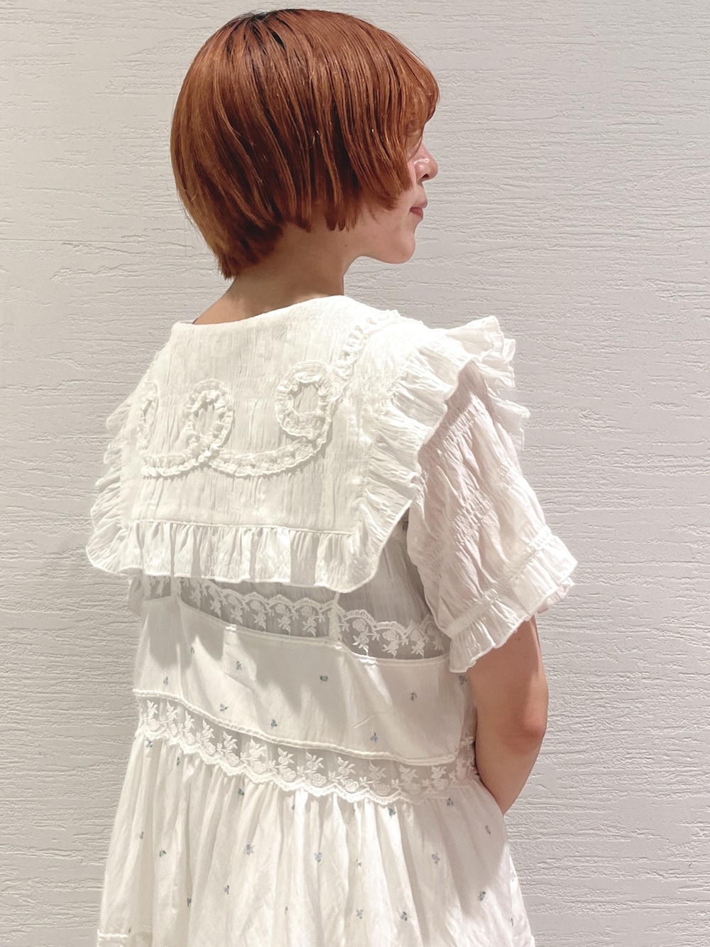 ホワイト系のワンピース、ブルー系のキャミソール、ホワイト系のその他パンツを着用したレディースの夏コーディネートの7枚目の写真