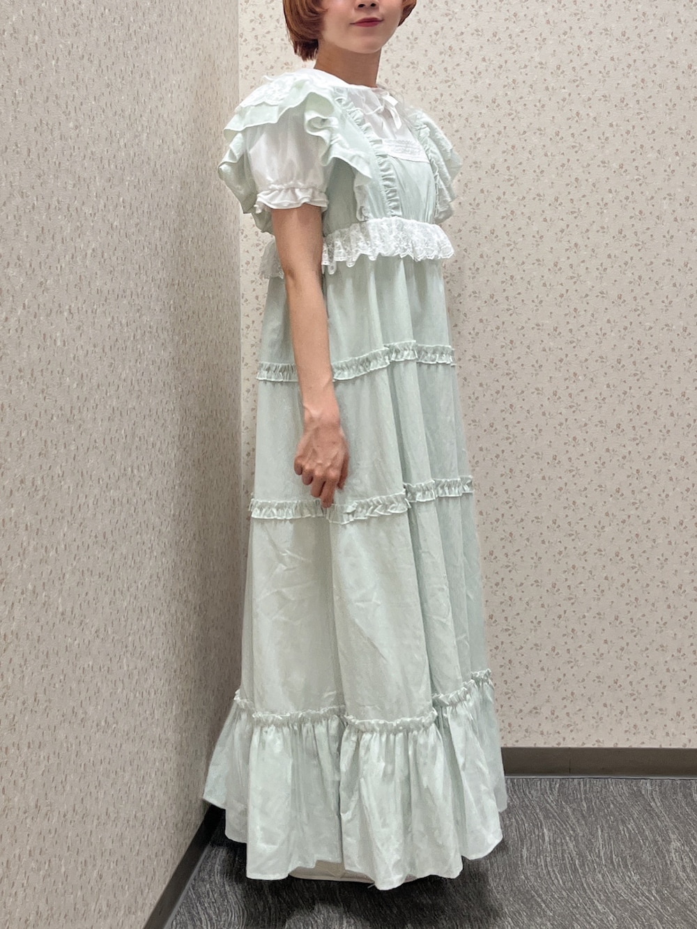 グリーン系のワンピース、ホワイト系のシャツ/ブラウス、ホワイト系のスニーカーを着用したレディースの夏コーディネートの3枚目の写真