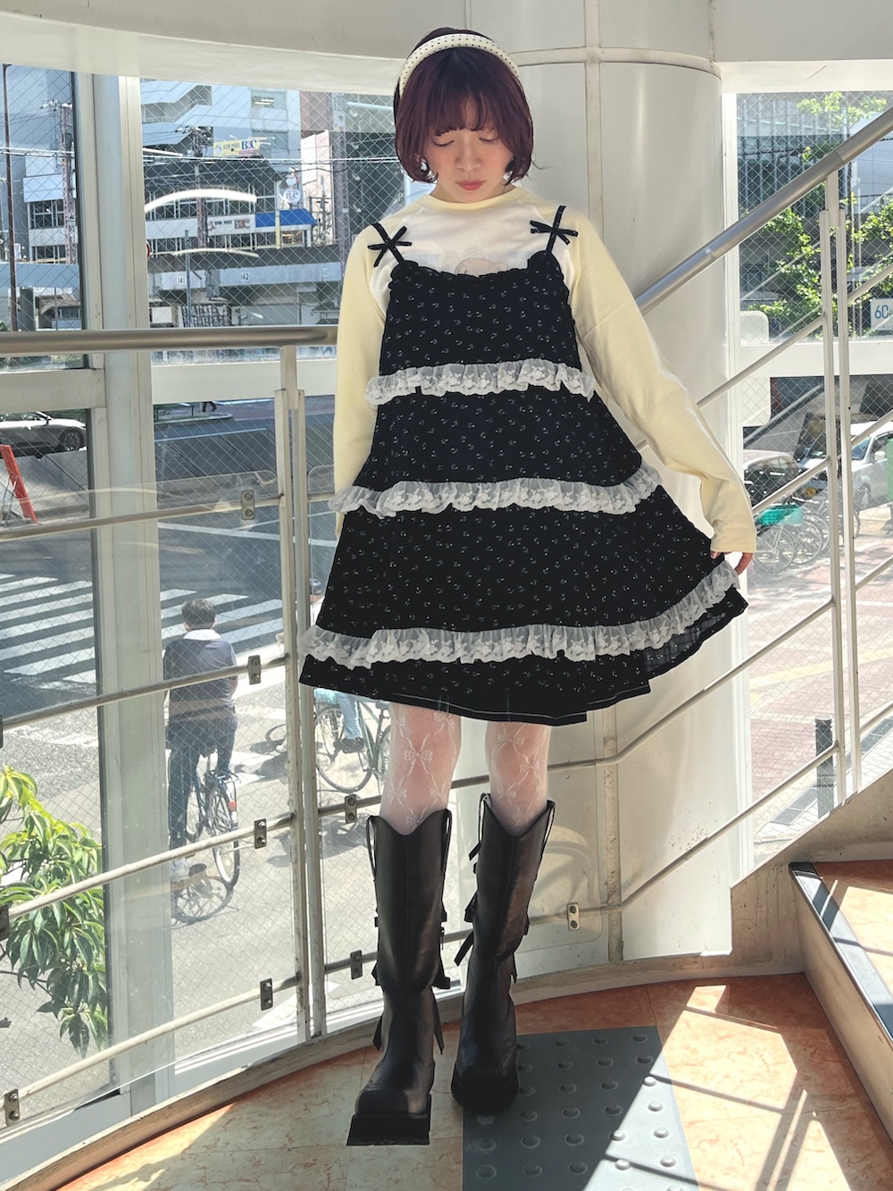 ブラック系のチュニック、イエロー系のTシャツ/カットソー、ホワイト系のブルゾンを着用したレディースの秋コーディネートの8枚目の写真