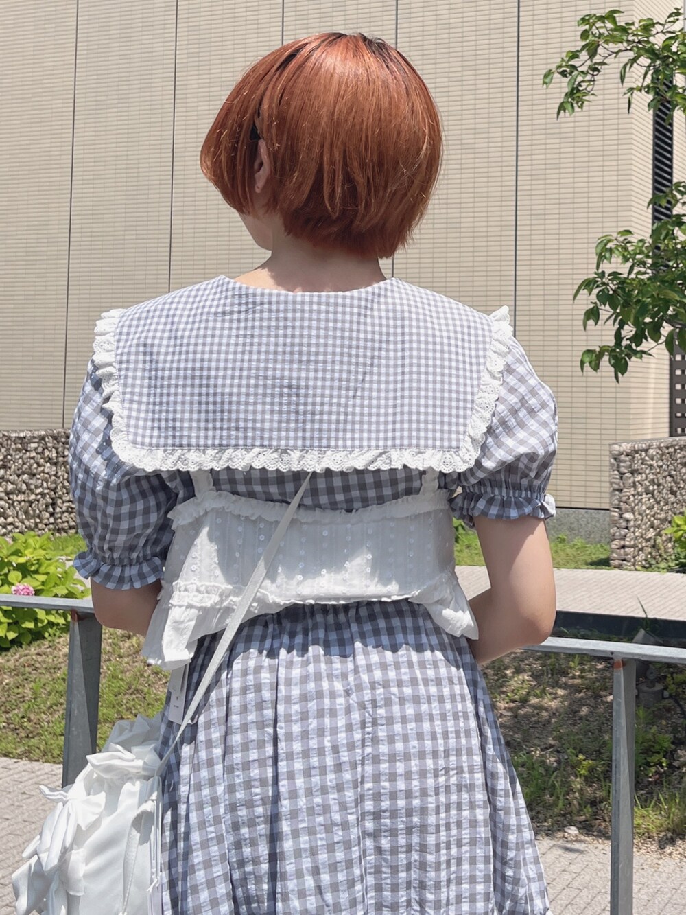 ホワイト系のシャツ/ブラウス、グレー系のシャツ/ブラウス、ホワイト系のサンダルを着用したレディースの夏コーディネートの6枚目の写真