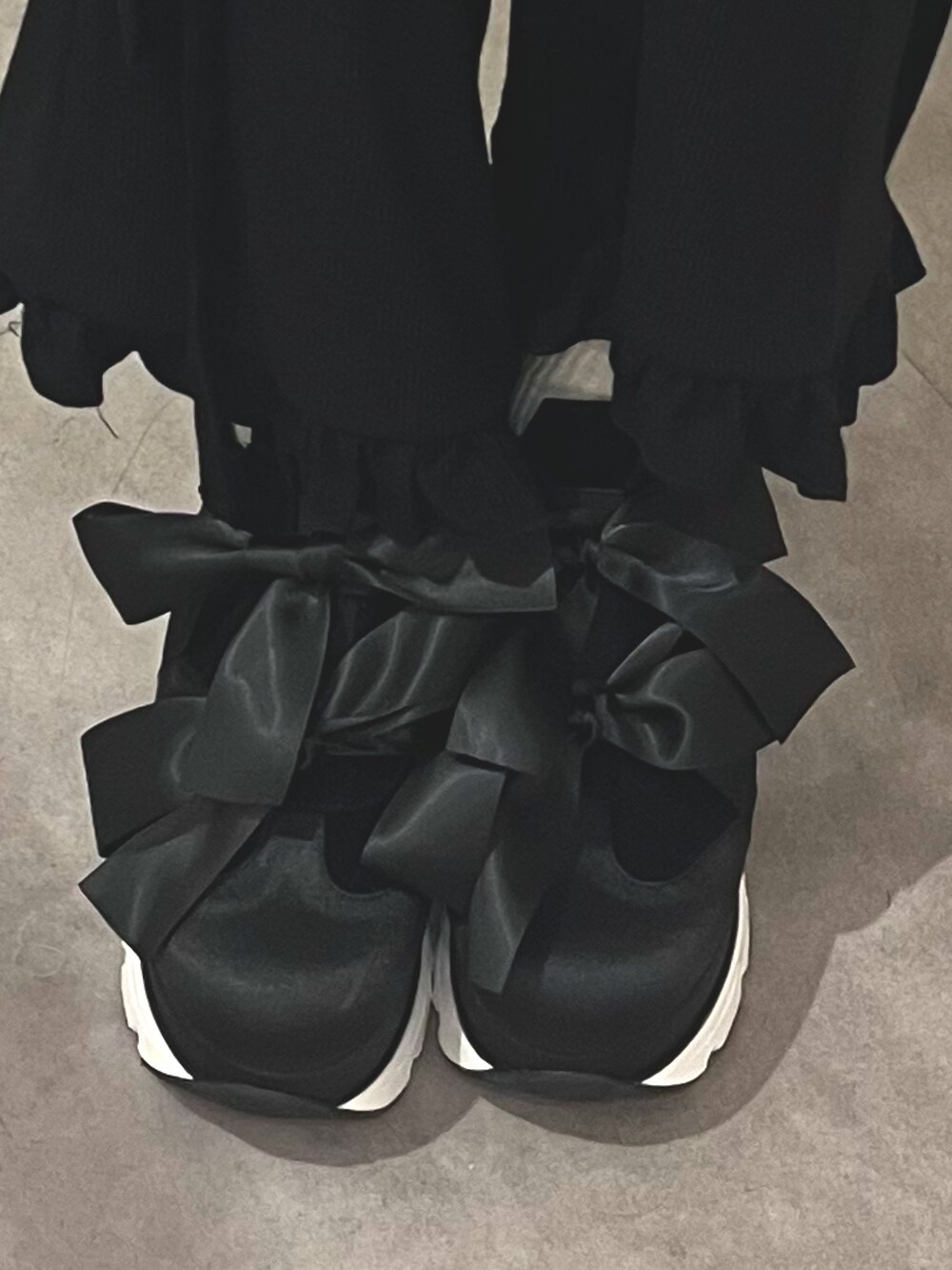 グレー系のワンピース、ブルー系のシャツ/ブラウス、ブラック系のスウェットパンツを着用したレディースの春コーディネートの8枚目の写真