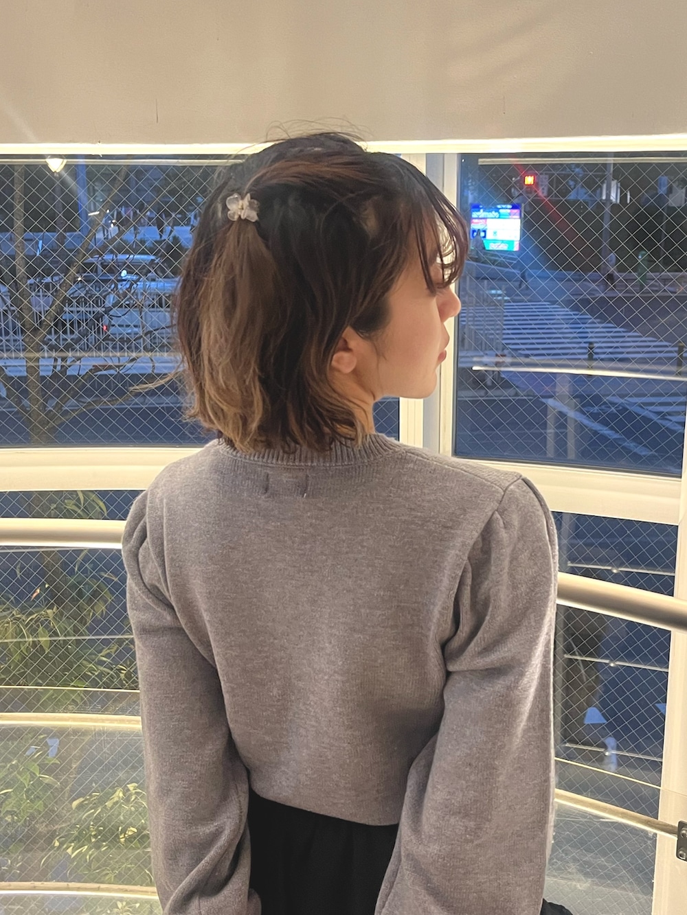 グレー系のニット/セーター、ブラック系のMA-1、ブラック系のスカートを着用したレディースの秋コーディネートの8枚目の写真