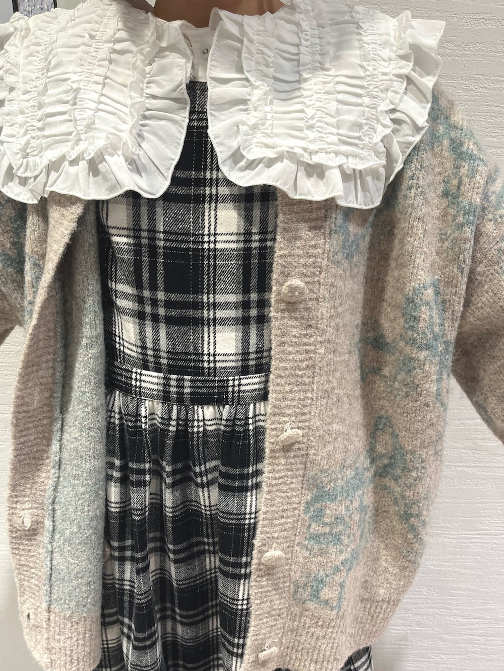 ホワイト系のシャツ/ブラウス、その他のワンピース、ベージュ系のカーディガン/ボレロを着用したレディースの秋コーディネートの8枚目の写真