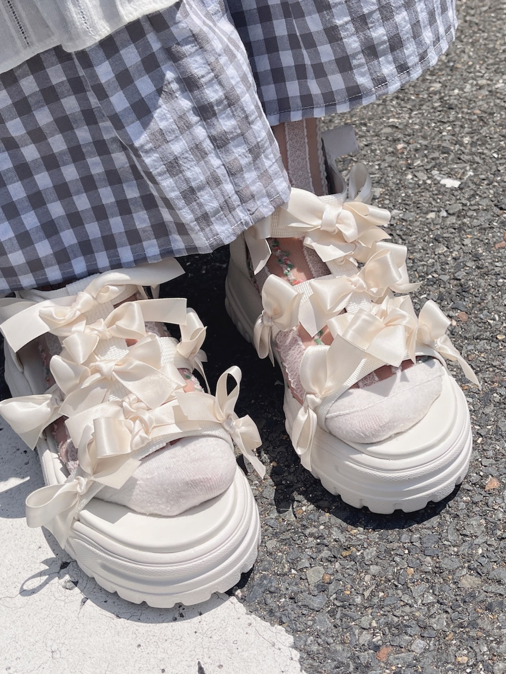 ホワイト系のシャツ/ブラウス、グレー系のシャツ/ブラウス、ホワイト系のサンダルを着用したレディースの夏コーディネートの8枚目の写真