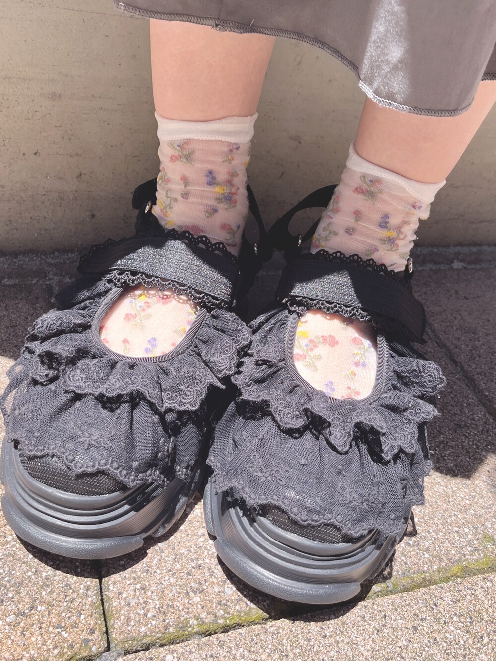 グレー系のワンピース、ブラック系のカーディガン/ボレロ、ブラック系のサンダルを着用したレディースの夏コーディネートの9枚目の写真