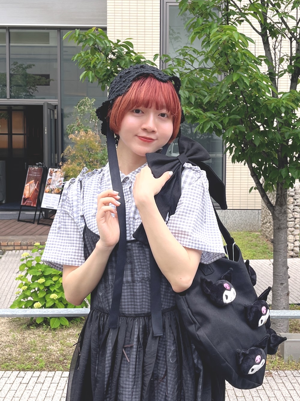 ブラック系のサンダル、ブラック系のトートバッグ、ブラック系のワンピースを着用したレディースの春コーディネートの5枚目の写真