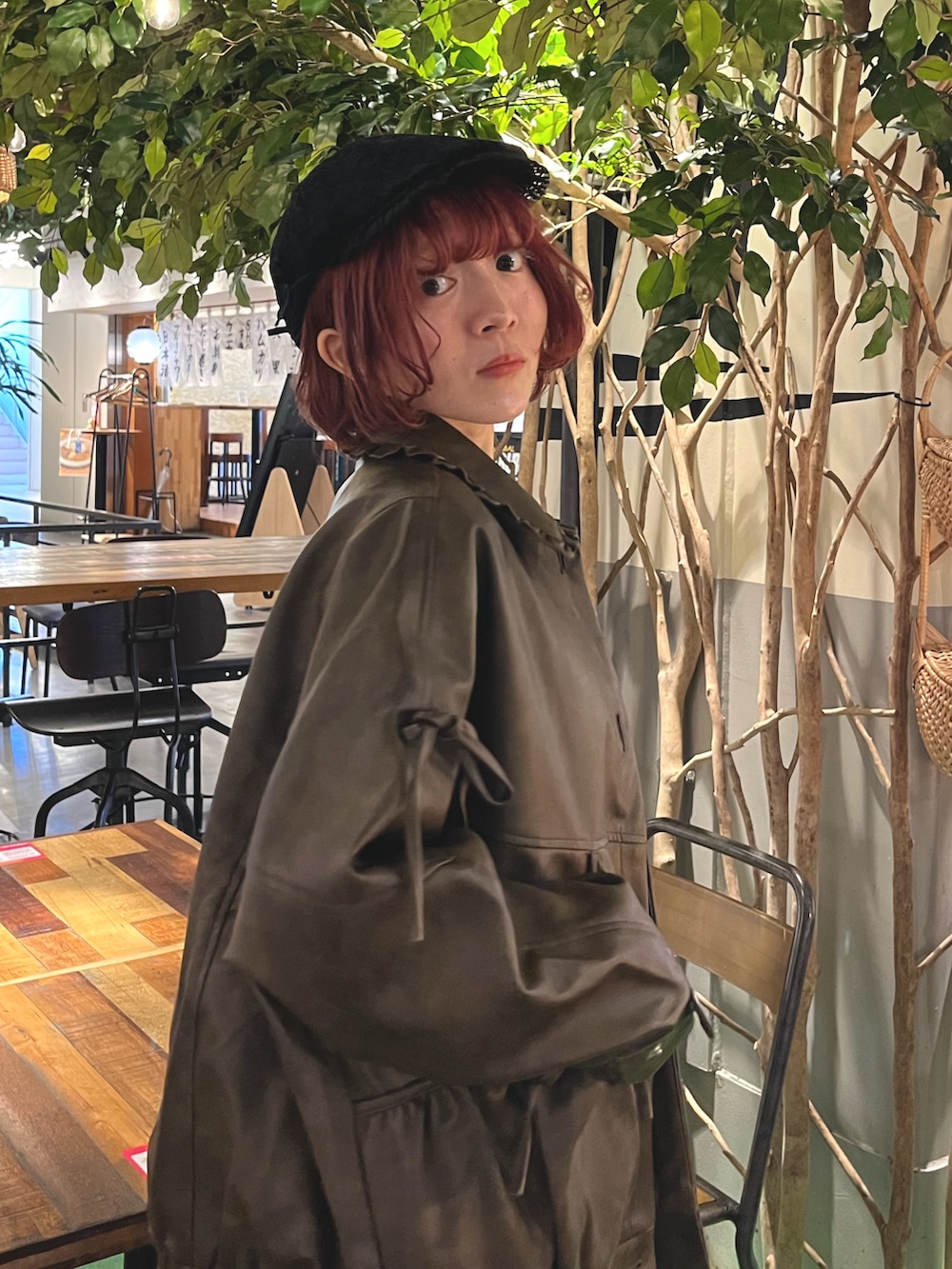 ブラウン系のブルゾン、ブルー系のニット/セーター、グレー系のスカートを着用したレディースの秋コーディネートの6枚目の写真