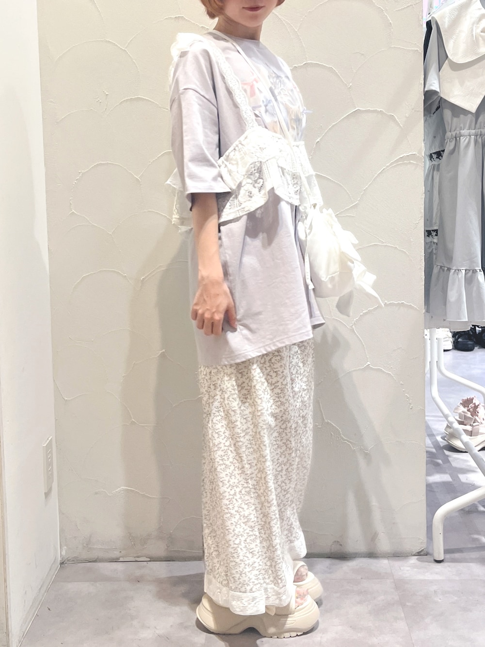 ホワイト系のショルダーバッグ、ホワイト系のキャミソール、パープル系のTシャツ/カットソーを着用したレディースの夏コーディネートの3枚目の写真