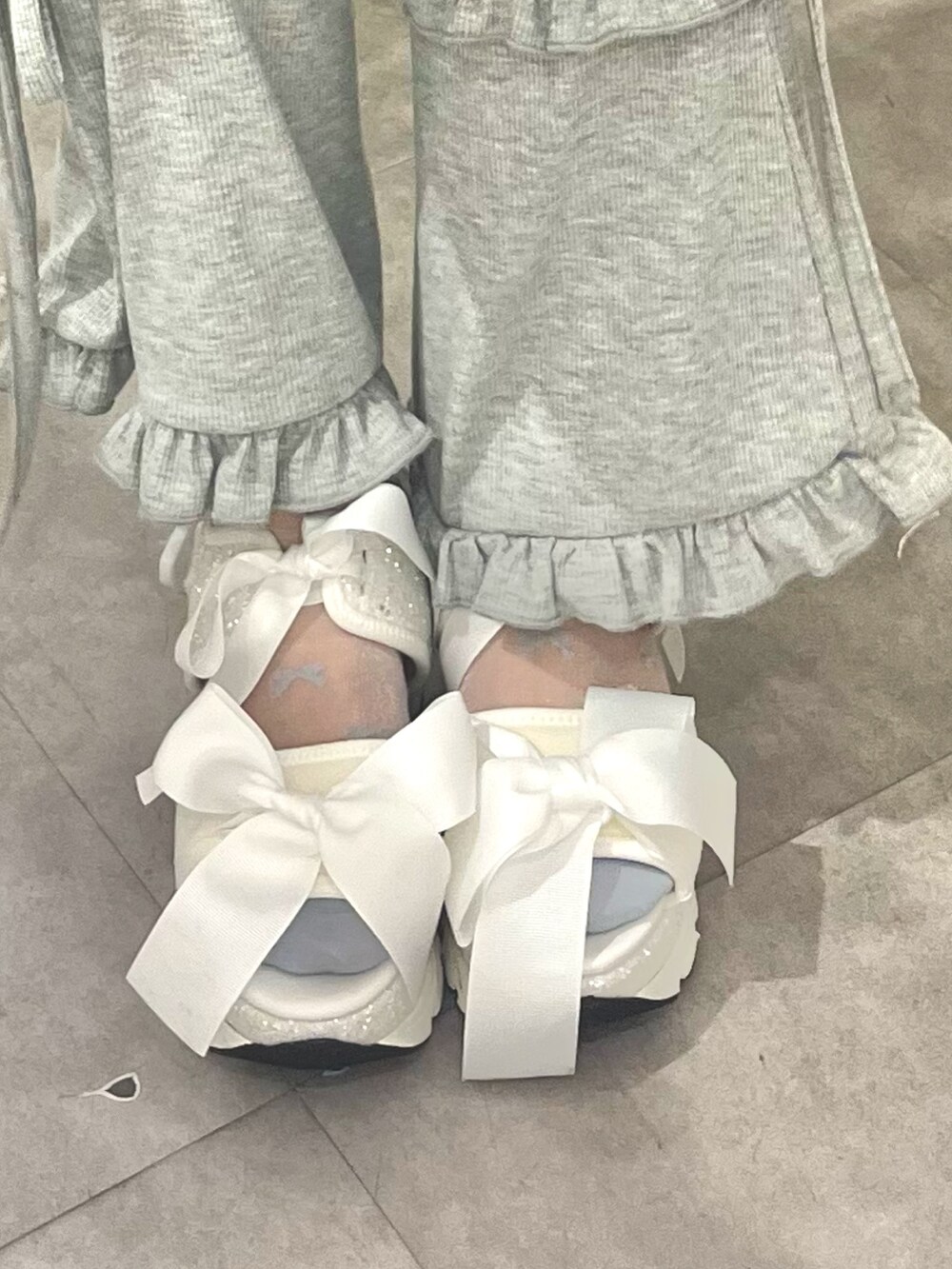 ブルー系のキャミソール、グレー系のスウェットパンツ、ホワイト系のシャツ/ブラウスを着用したレディースの春コーディネートの8枚目の写真