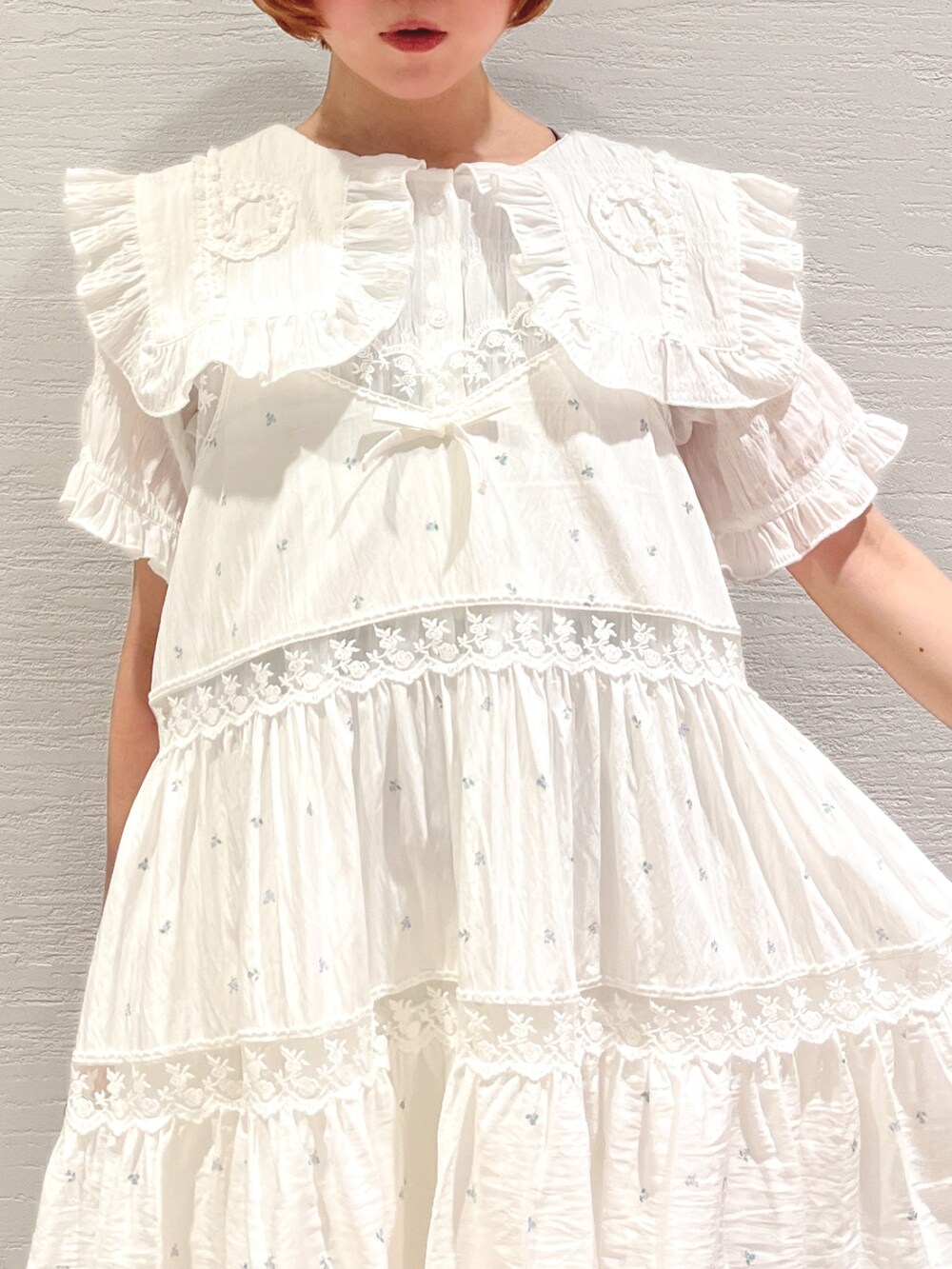 ホワイト系のワンピース、ブルー系のキャミソール、ホワイト系のその他パンツを着用したレディースの夏コーディネートの8枚目の写真