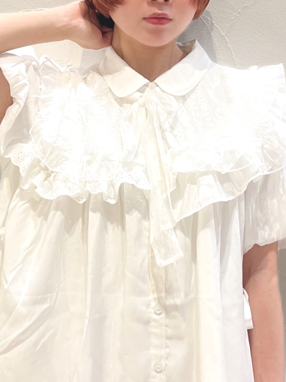 ホワイト系のワンピース、ホワイト系のスニーカー、ホワイト系の付け襟を着用したレディースの春コーディネートの7枚目の写真