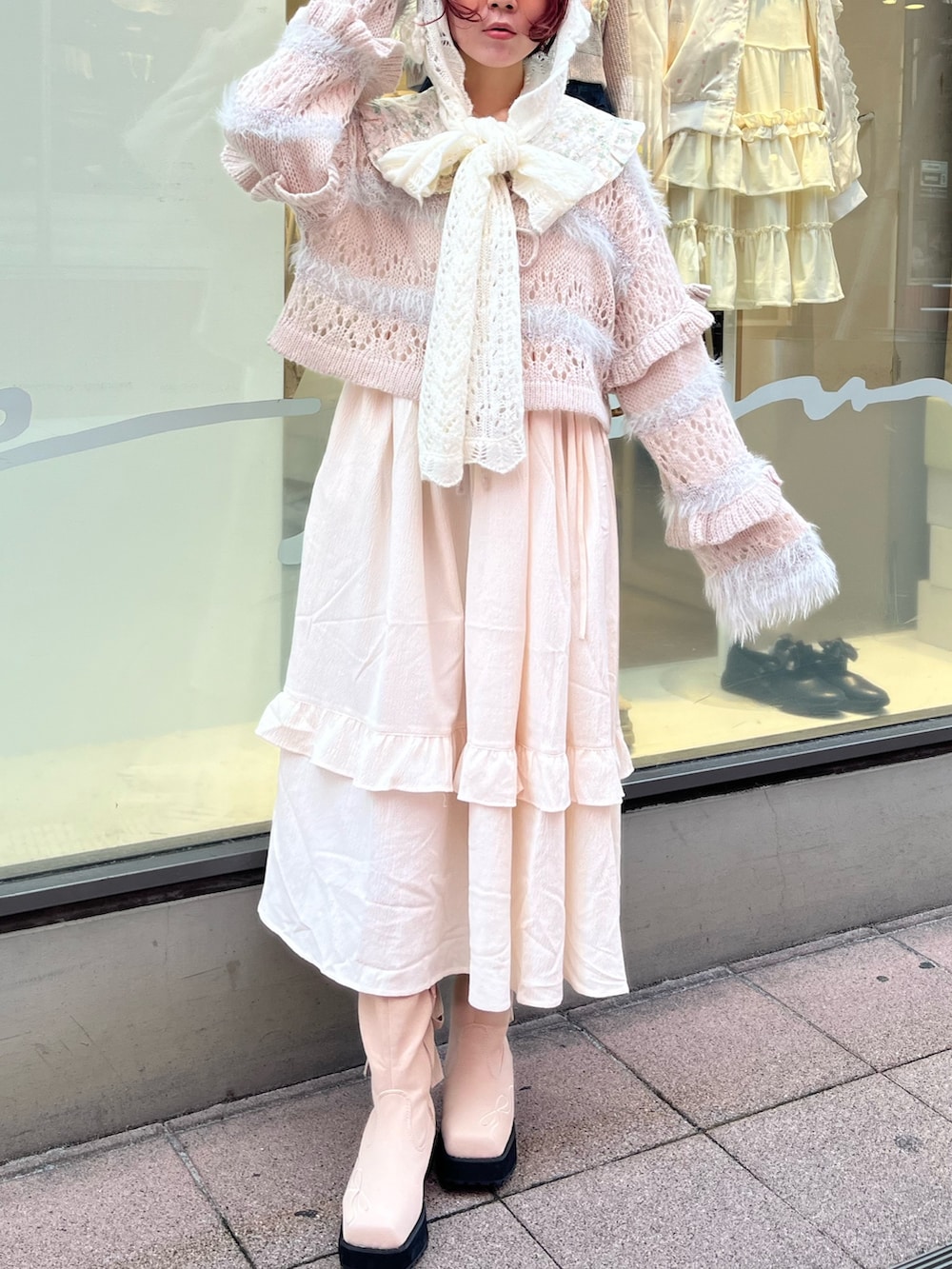 グレー系のカーディガン/ボレロ、ピンク系のブーツ、グリーン系のワンピースを着用したレディースの秋コーディネートの2枚目の写真