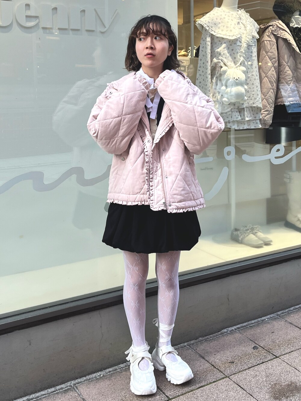 ピンク系のダウンジャケット/コート、ホワイト系のシャツ/ブラウス、ブラック系のカーディガン/ボレロを着用したレディースの秋コーディネートの5枚目の写真