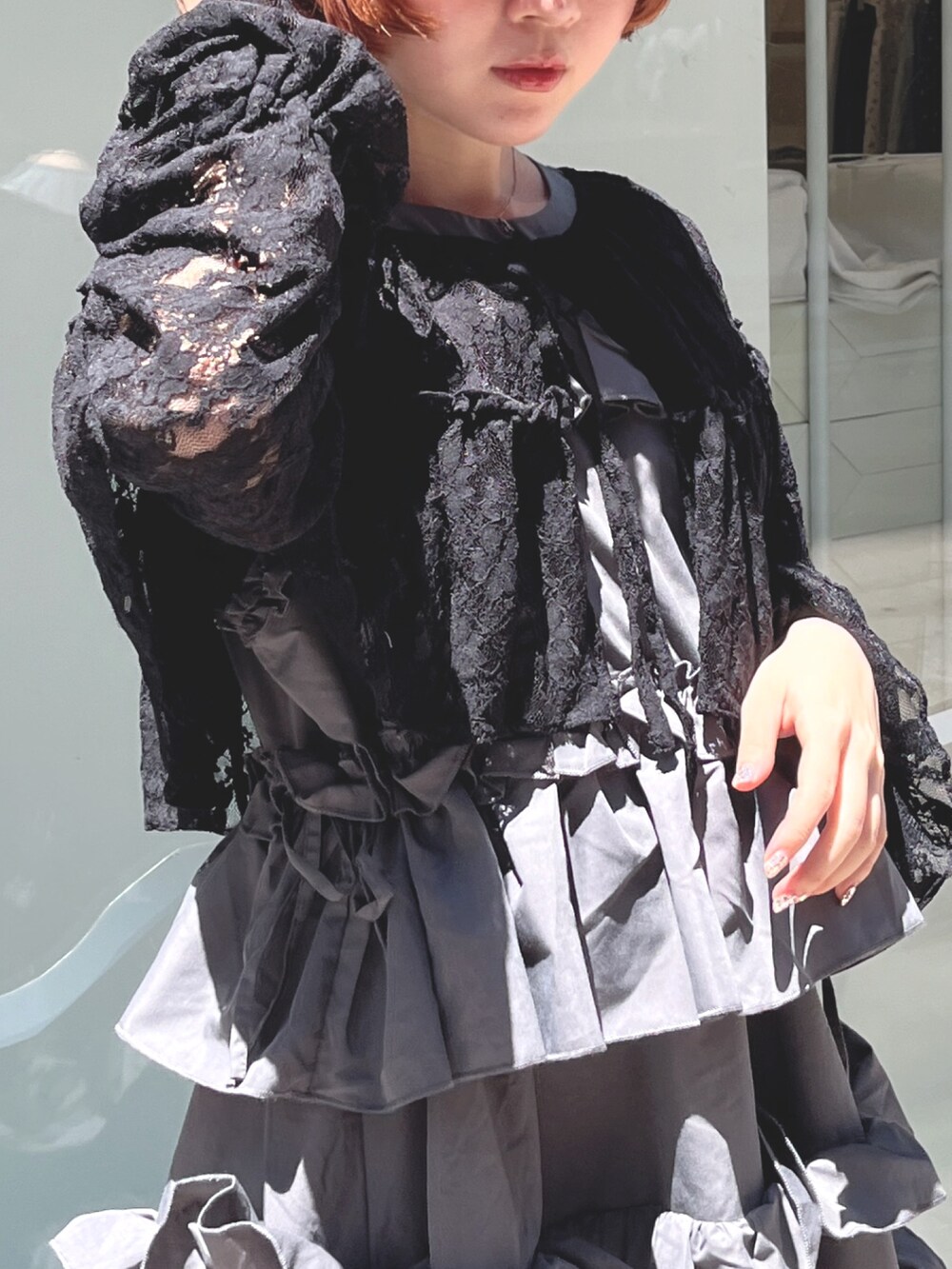 グレー系のワンピース、ブラック系のカーディガン/ボレロ、ブラック系のサンダルを着用したレディースの夏コーディネートの7枚目の写真