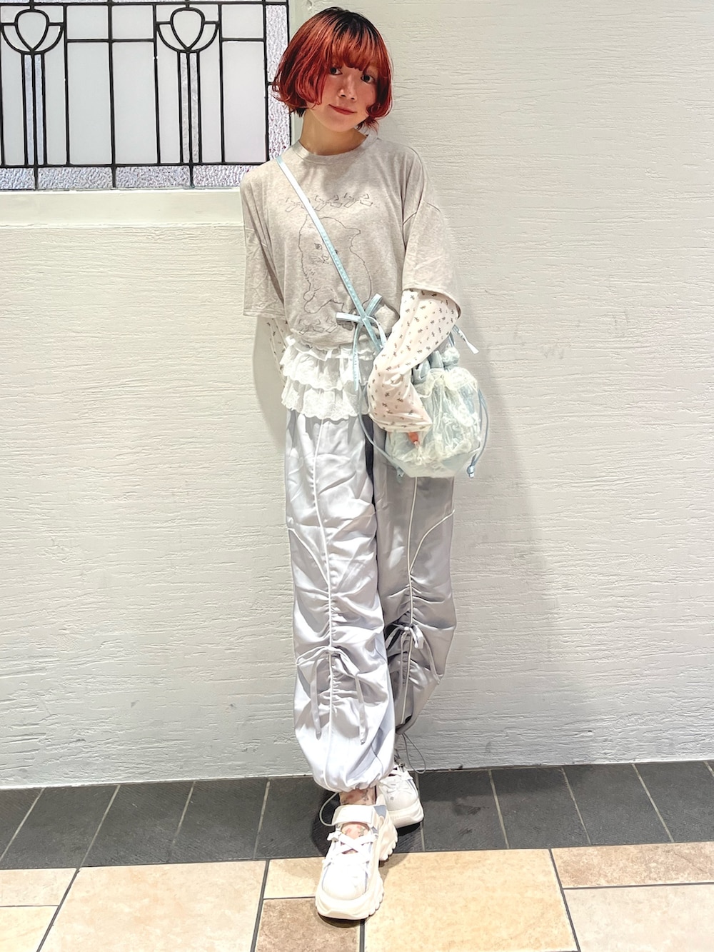 ブルー系のショルダーバッグ、グレー系のTシャツ/カットソー、ホワイト系のカーディガン/ボレロを着用したレディースの秋コーディネートの5枚目の写真