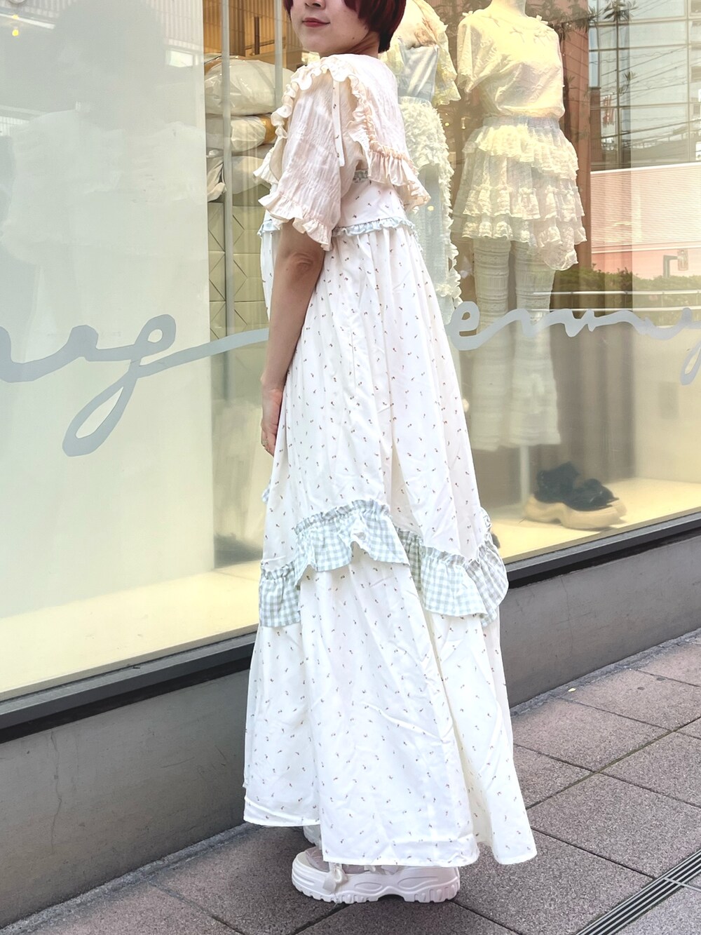 イエロー系のシャツ/ブラウス、グリーン系のワンピース、ホワイト系のサンダルを着用したレディースの春コーディネートの4枚目の写真