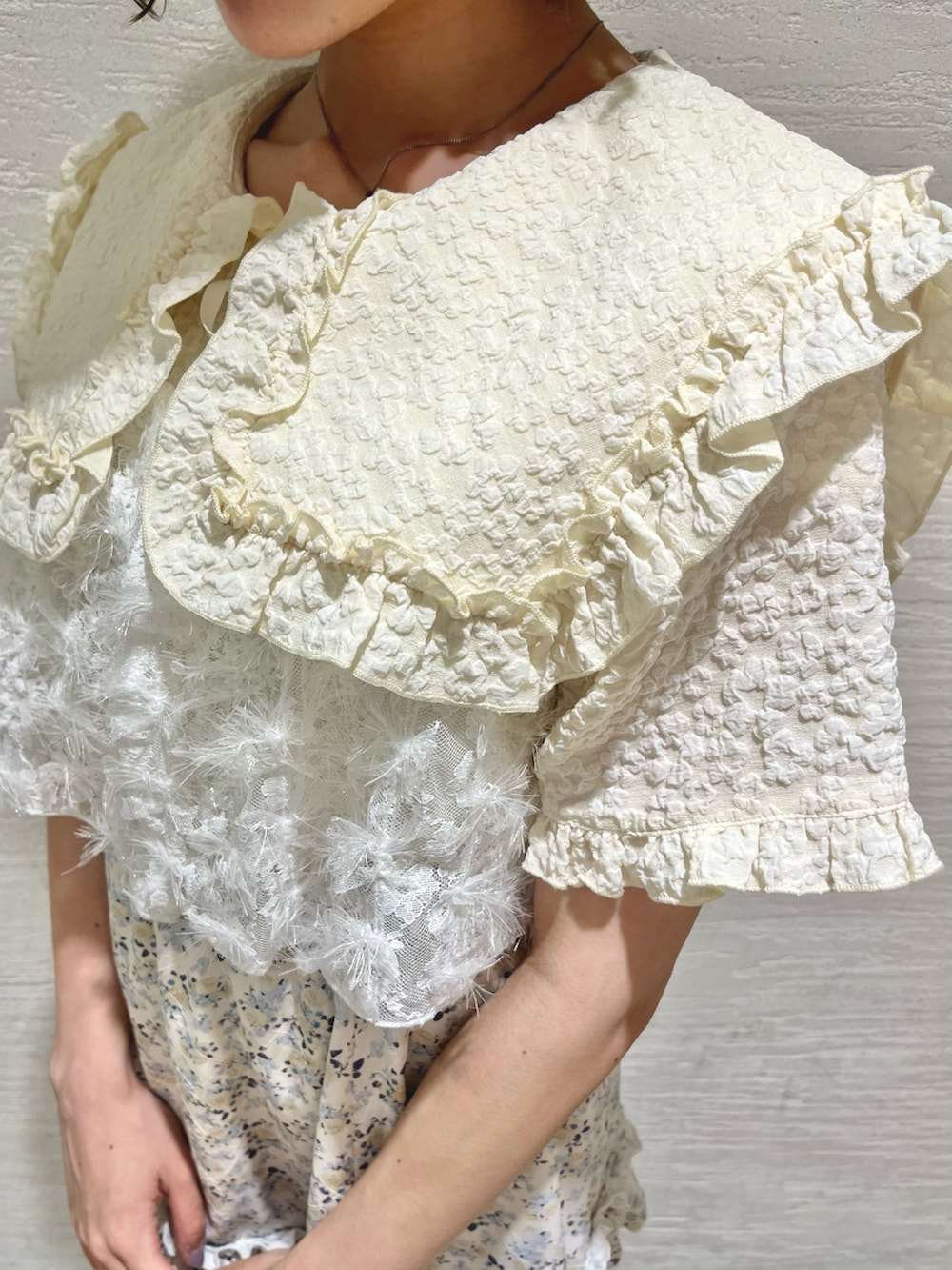 イエロー系のシャツ/ブラウス、ホワイト系のキャミソール、イエロー系のスカートを着用したレディースの夏コーディネートの9枚目の写真