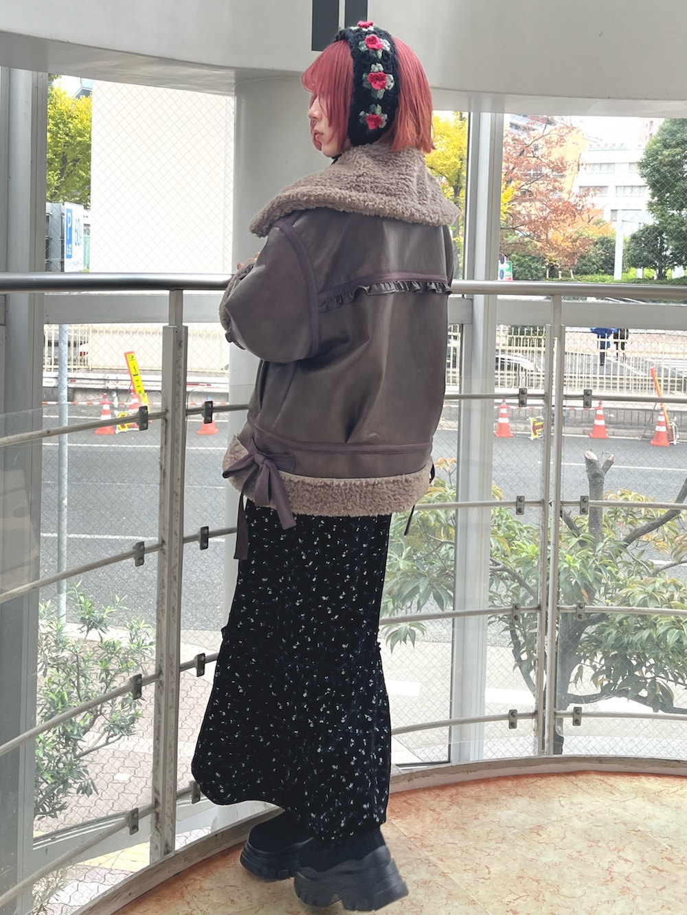 ブラウン系のムートンコート、ホワイト系のニット/セーター、その他のワンピースを着用したレディースの秋コーディネートの3枚目の写真