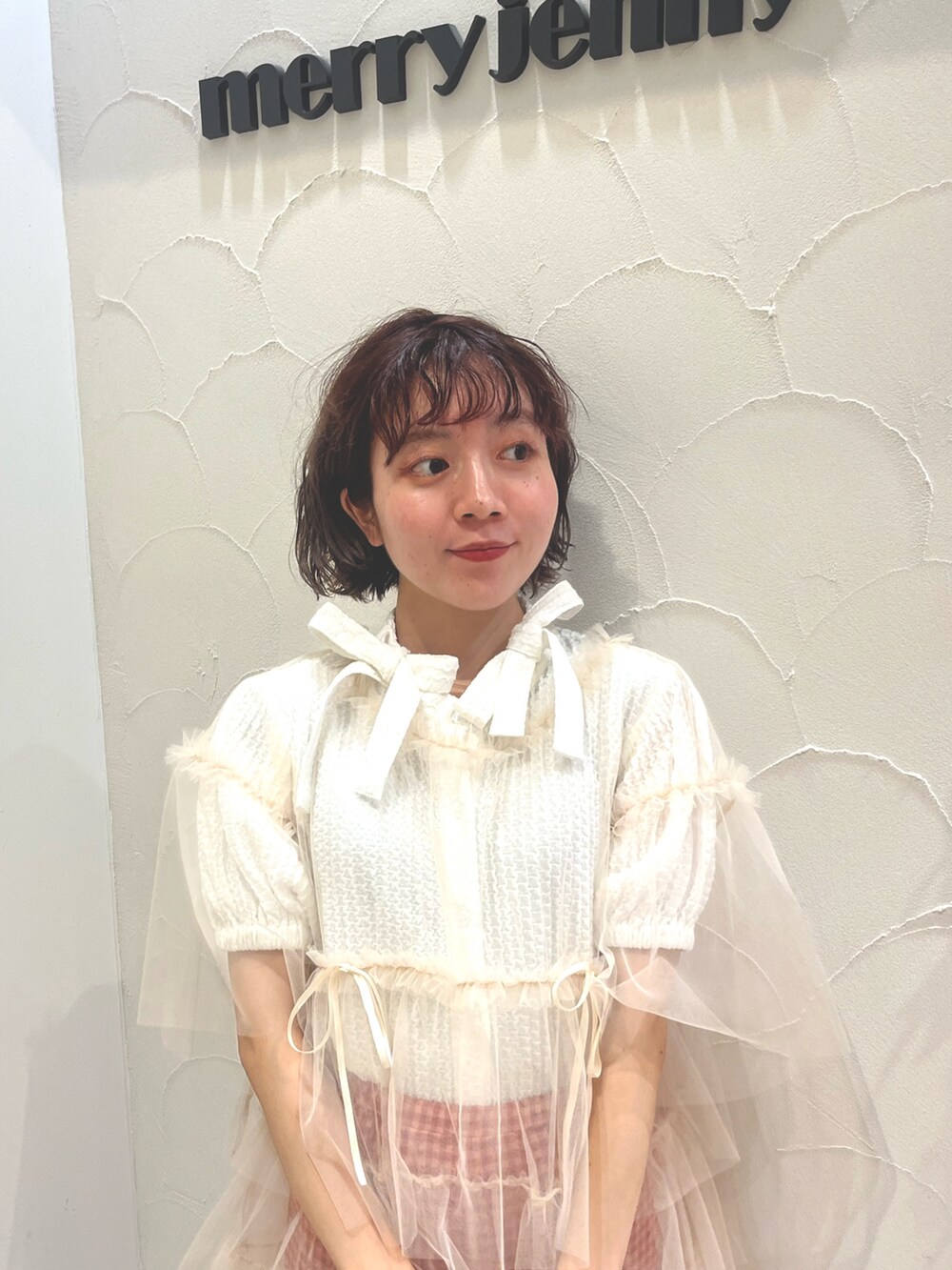 レッド系のスラックス、ホワイト系のTシャツ/カットソー、ホワイト系のシャツ/ブラウスを着用したレディースの夏コーディネートの3枚目の写真