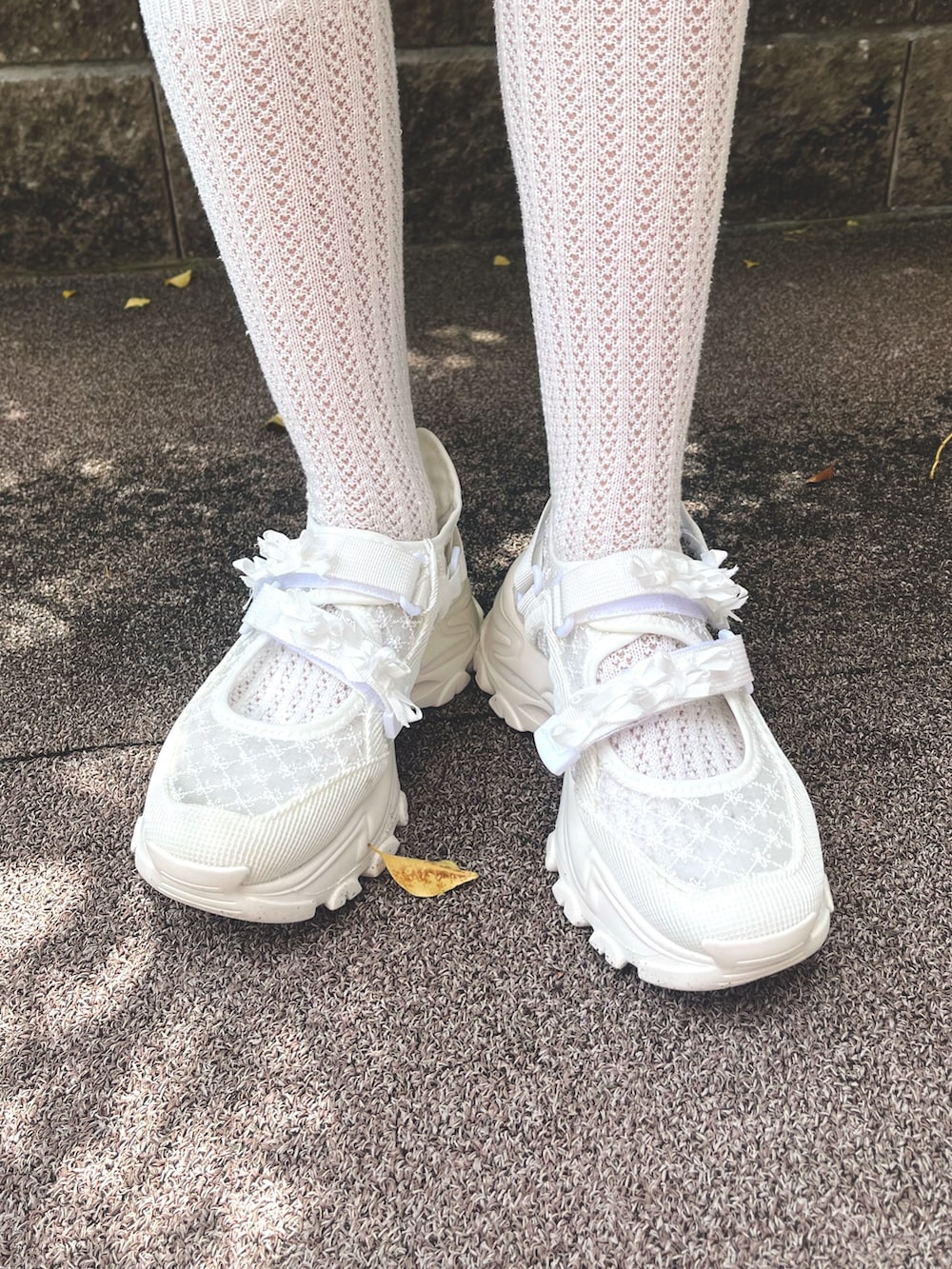 ブルー系のシャツ/ブラウス、ホワイト系のチノパンツ、ホワイト系のスニーカーを着用したレディースの夏コーディネートの10枚目の写真