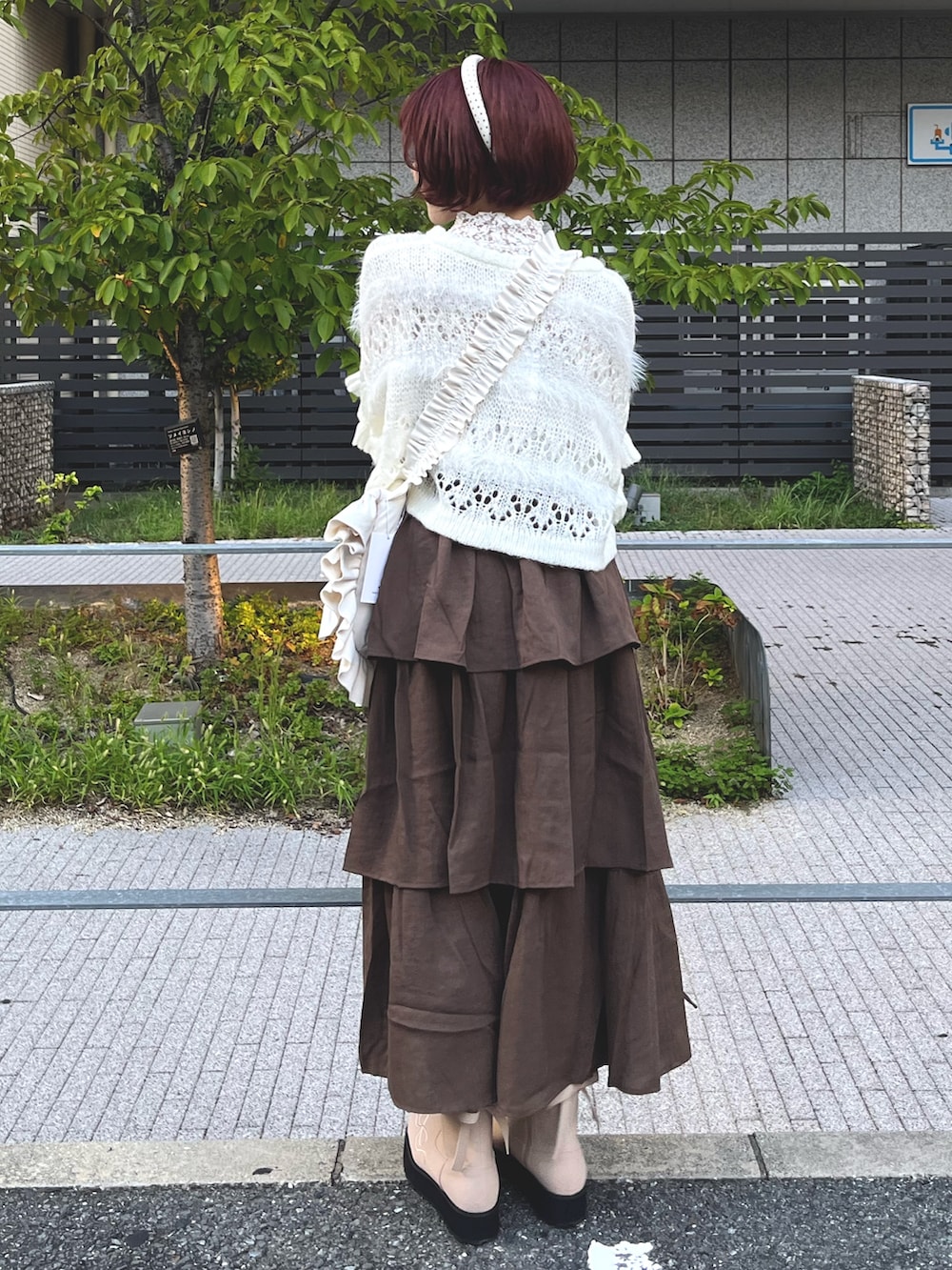 ホワイト系のカーディガン/ボレロ、ホワイト系のTシャツ/カットソー、ホワイト系のショルダーバッグを着用したレディースの秋コーディネートの4枚目の写真