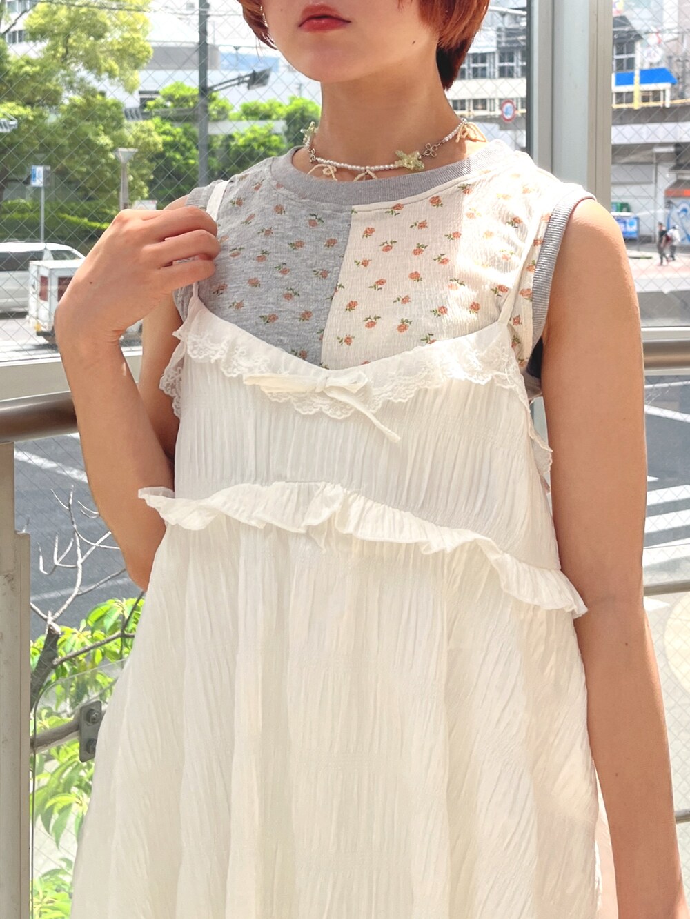 ホワイト系のワンピース、グレー系のタンクトップ、ホワイト系のスニーカーを着用したレディースの春コーディネートの6枚目の写真