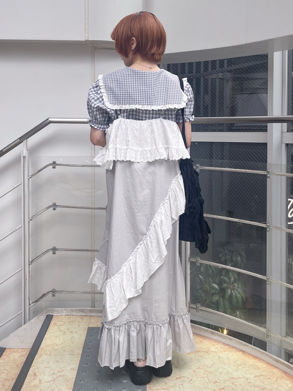 グレー系のワンピース、グレー系のシャツ/ブラウス、ブラック系のトートバッグを着用したレディースの夏コーディネートの4枚目の写真