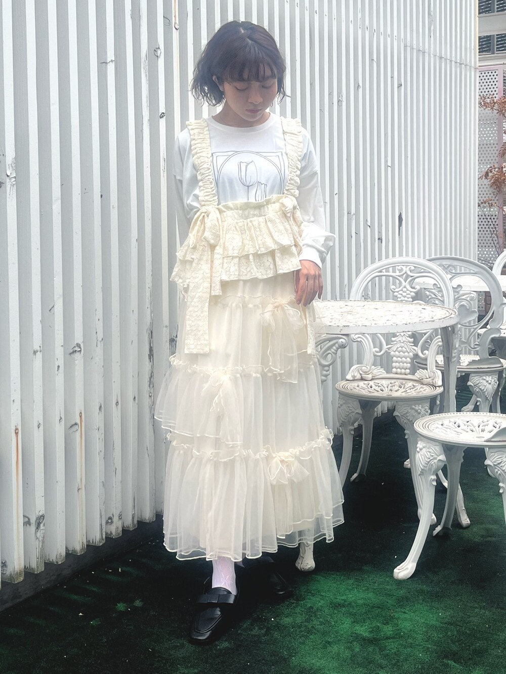 ホワイト系のスカート、ホワイト系のTシャツ/カットソー、ホワイト系のキャミソールを着用したレディースの夏コーディネートの2枚目の写真