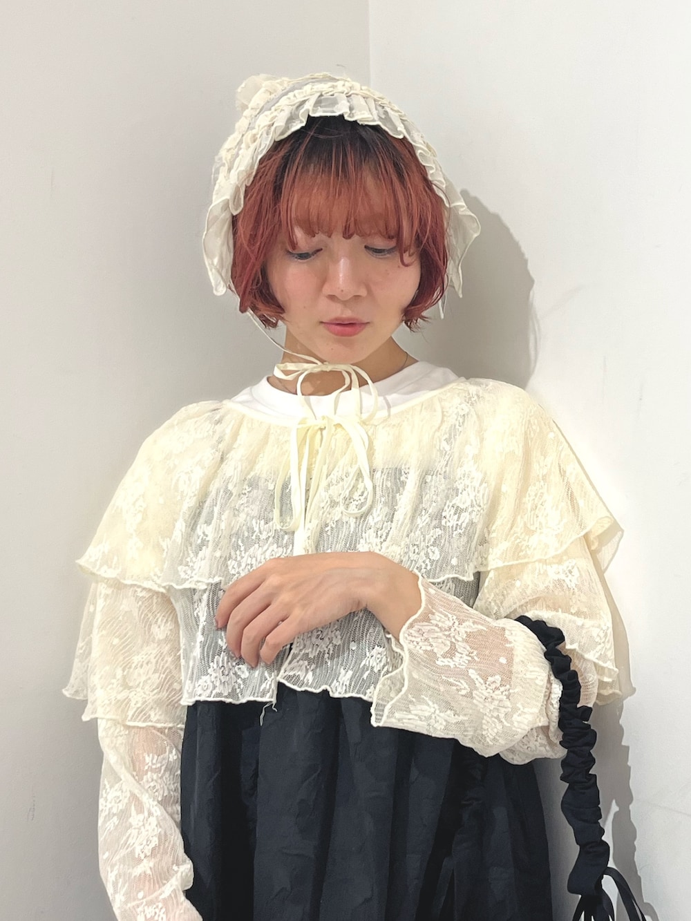 ホワイト系のシャツ/ブラウス、ブラック系のワンピース、ホワイト系のTシャツ/カットソーを着用したレディースの秋コーディネートの7枚目の写真