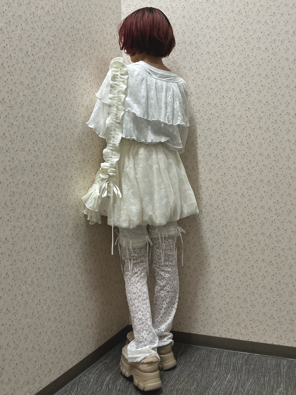 ホワイト系のTシャツ/カットソー、ホワイト系のシャツ/ブラウス、ホワイト系のその他パンツを着用したレディースの夏コーディネートの4枚目の写真