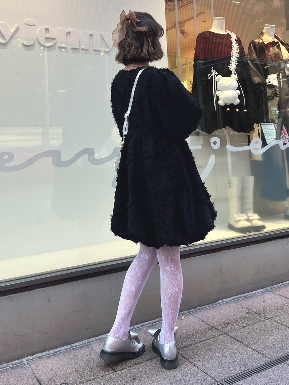 シルバー系のバレエシューズ、ブラック系のワンピース、シルバー系のショルダーバッグを着用したレディースの秋コーディネートの4枚目の写真