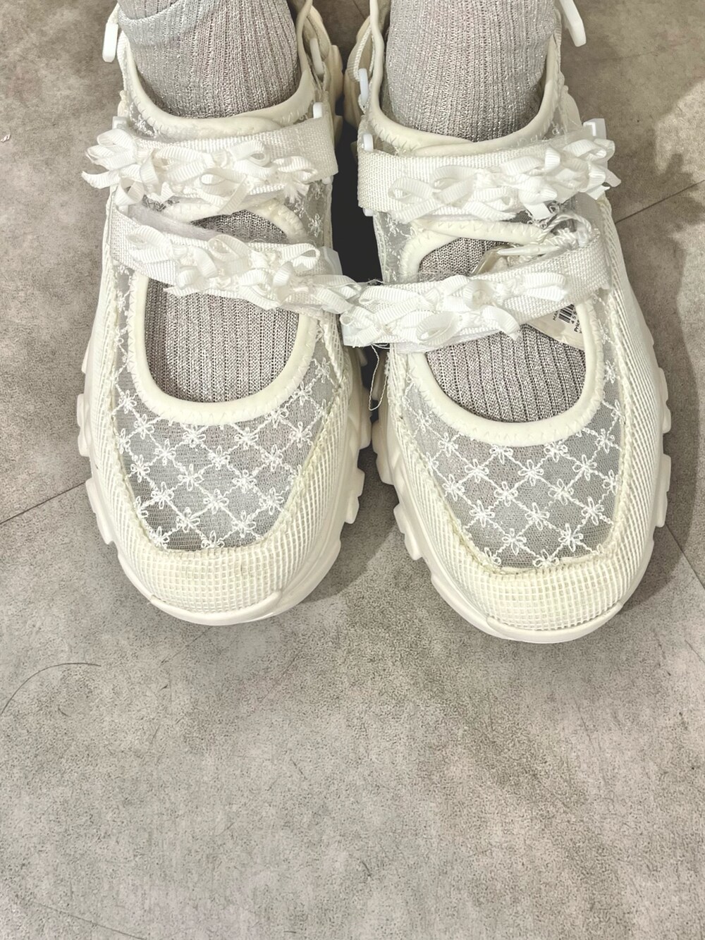 ホワイト系のシャツ/ブラウス、ホワイト系のワンピース、ホワイト系のスニーカーを着用したレディースの夏コーディネートの8枚目の写真