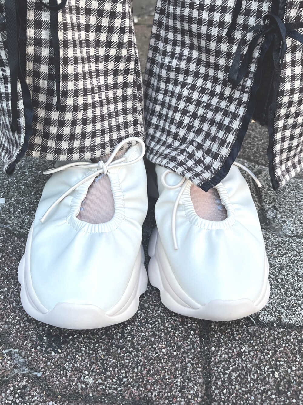 ホワイト系のTシャツ/カットソー、ゴールド系のショルダーバッグ、ブラウン系のスラックスを着用したレディースの夏コーディネートの10枚目の写真