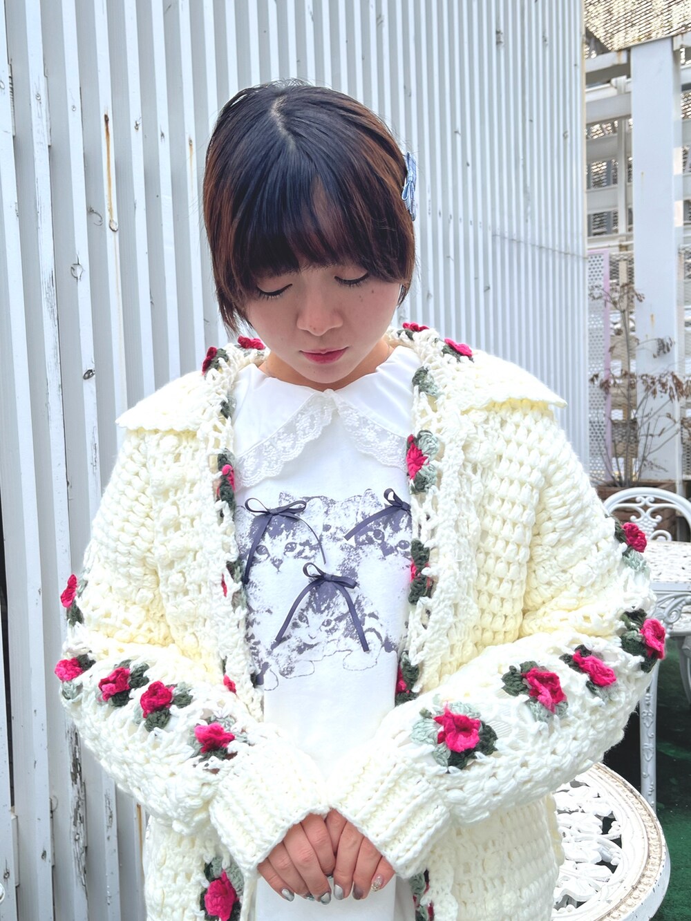 ホワイト系のカーディガン/ボレロ、ホワイト系のスウェット、ホワイト系のワンピースを着用したレディースの冬コーディネートの5枚目の写真