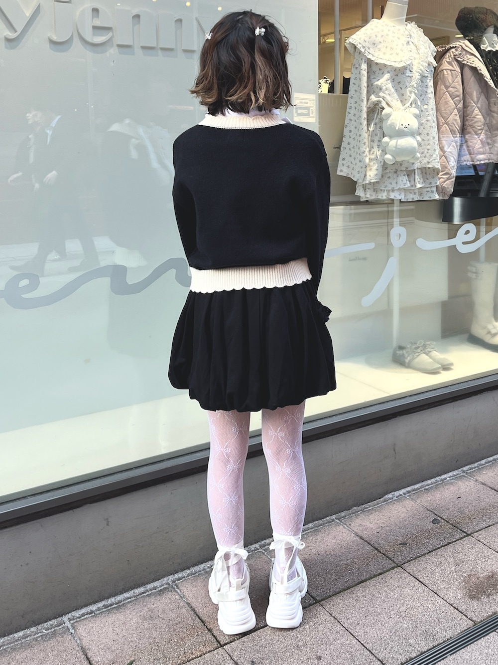 ピンク系のダウンジャケット/コート、ホワイト系のシャツ/ブラウス、ブラック系のカーディガン/ボレロを着用したレディースの秋コーディネートの2枚目の写真