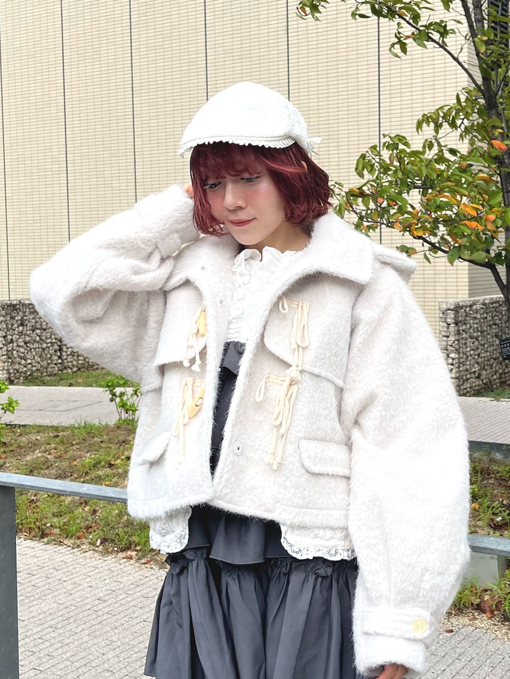 グレー系のワンピース、ホワイト系のダッフルコート、ホワイト系のシャツ/ブラウスを着用したレディースの秋コーディネートの6枚目の写真