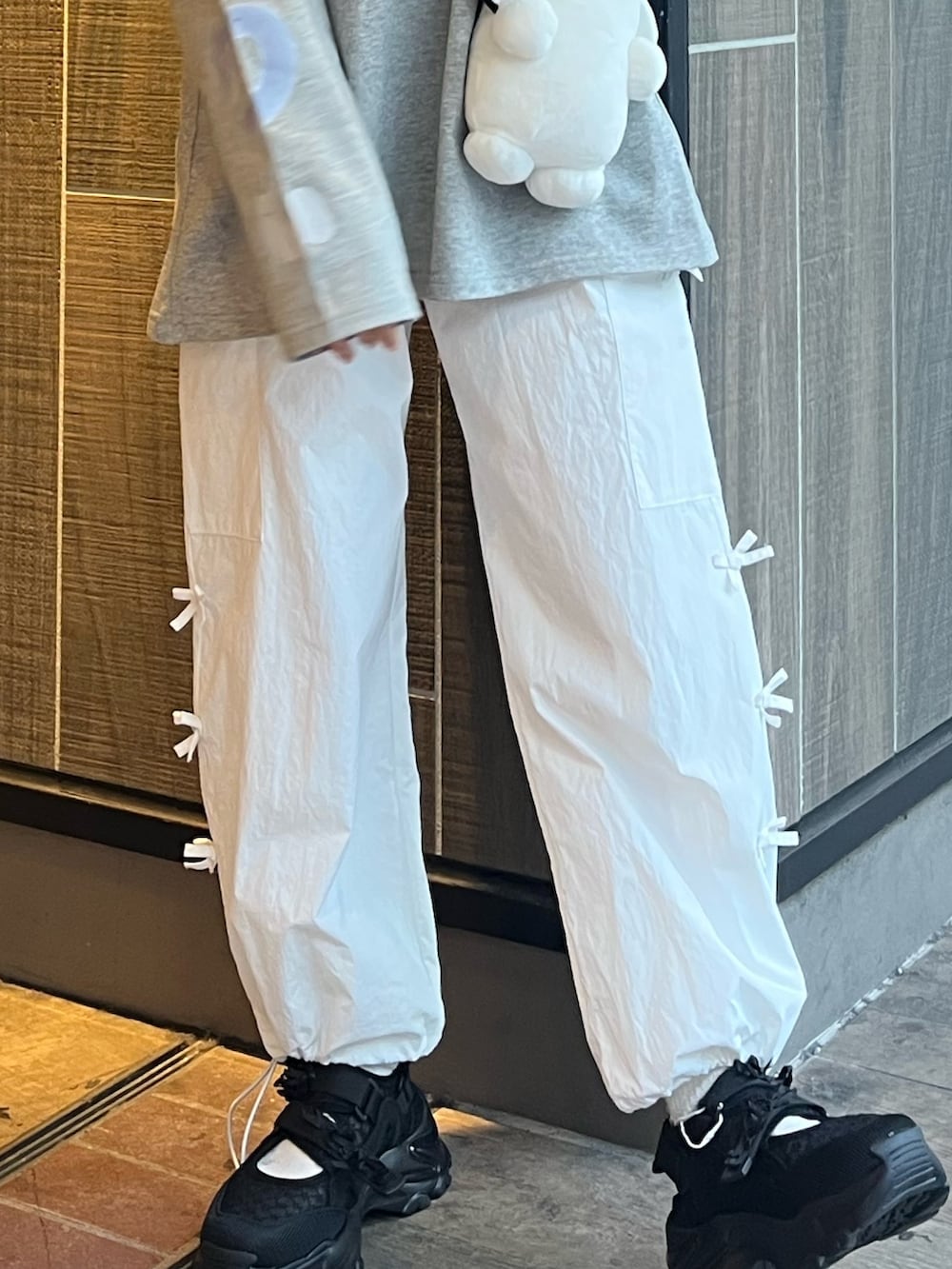 ホワイト系のショルダーバッグ、グレー系のTシャツ/カットソー、ブルー系のTシャツ/カットソーを着用したレディースの冬コーディネートの6枚目の写真