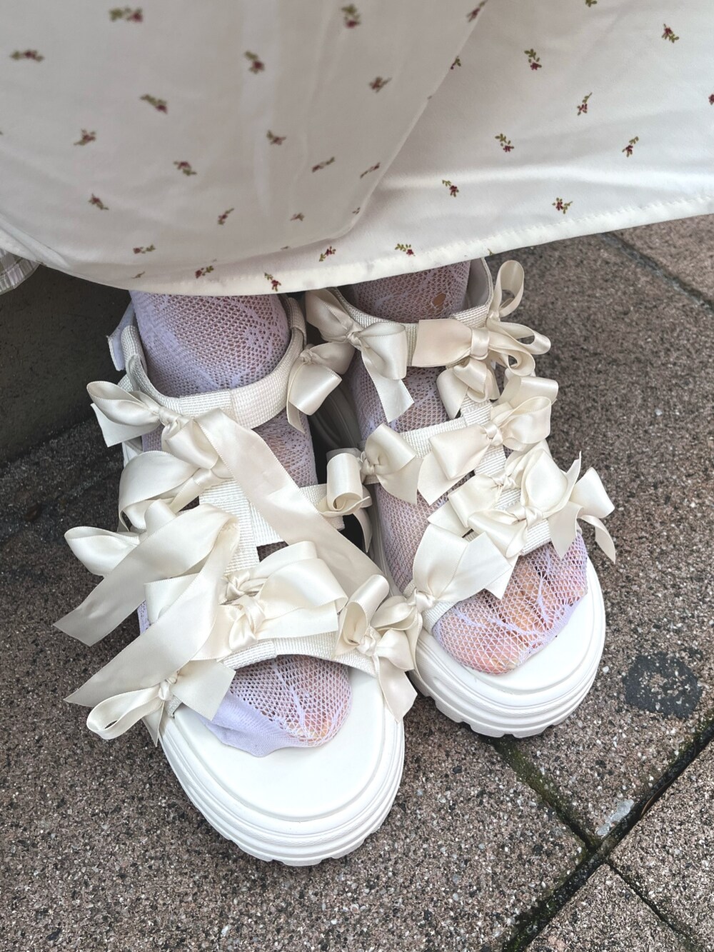 イエロー系のシャツ/ブラウス、グリーン系のワンピース、ホワイト系のサンダルを着用したレディースの春コーディネートの10枚目の写真