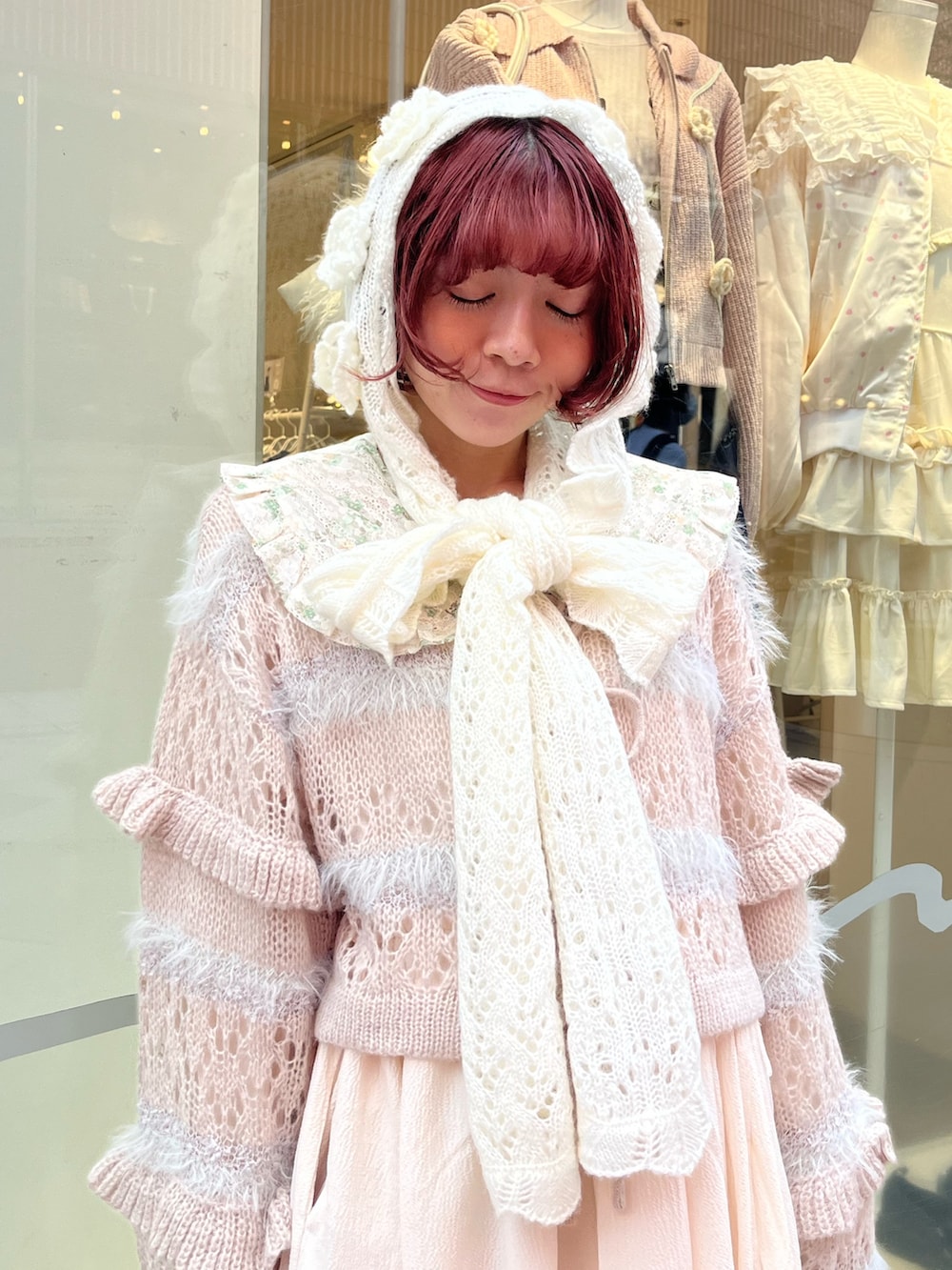 グレー系のカーディガン/ボレロ、ピンク系のブーツ、グリーン系のワンピースを着用したレディースの秋コーディネートの6枚目の写真